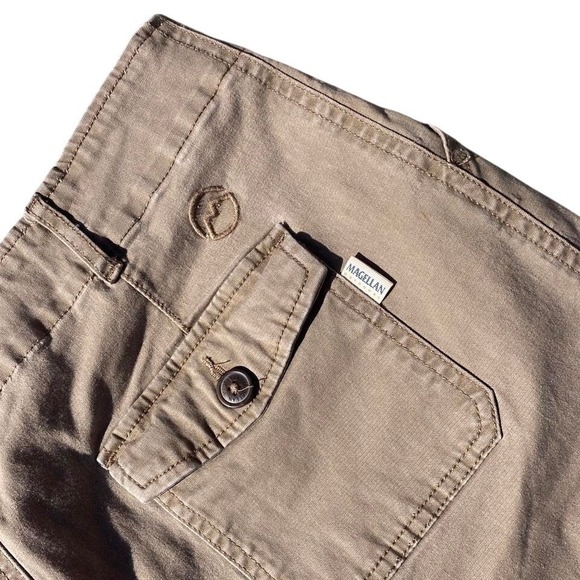 Magellan Outdoors Womens Khaki Utility Cargo Shorts Size 10 Brown Cotton Stretch - Picture 6 of 8